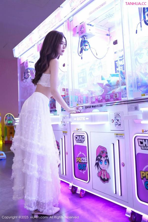   [XiuRen]高清写真图 2025.09.22 No.10791 拍黄瓜girl 白色连衣裙第4张图片
